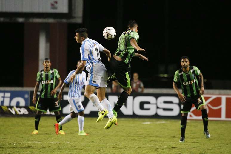 Lance durante a partida entre Paysandu PA e América MG, válida pela Série B do Campeonato Brasileiro 2017