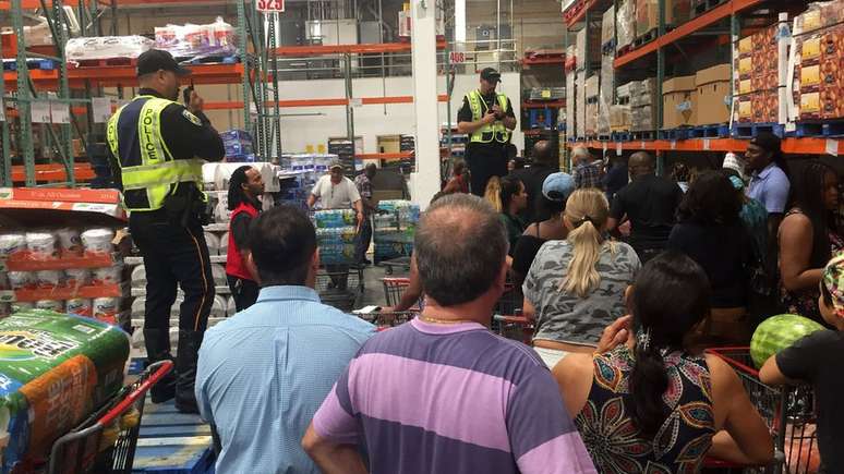 Fila para comprar &aacute;gua em Miami