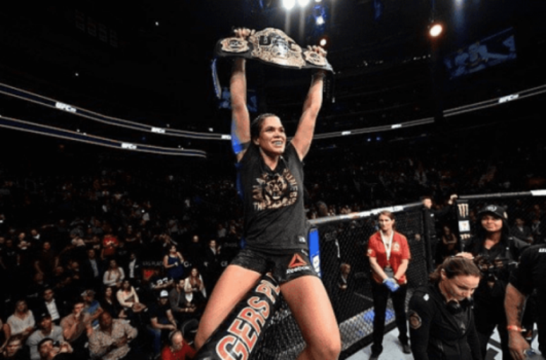 Amanda Nunes manteve cinturão no UFC 215