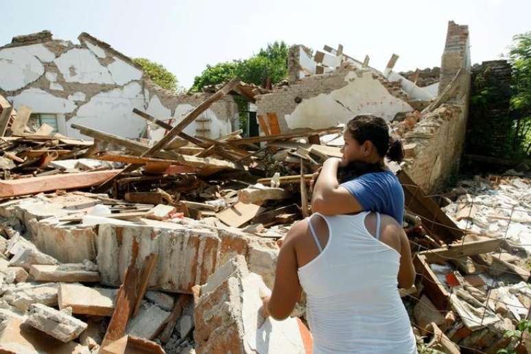Mulheres se abraçam perto de casa destruída, depois que terremoto atingiu a costa sul do México, em Union Hidalgo 09/09/2017 REUTERS/Jorge Luis Plata