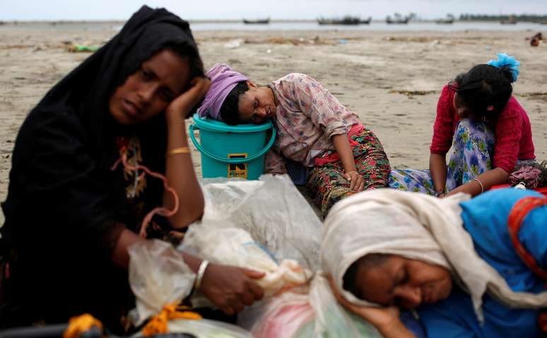 Refugiadas rohingya descansam na praia após cruzar fronteira entre Mianmar e Bangladesh 10/09/2017 REUTERS/Danish Siddiqui 
