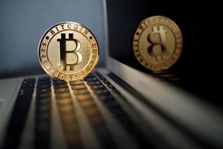 Ilustração da moeda difital Bitcoin em computador
23/06/2017 REUTERS/Benoit Tessier/Illustration