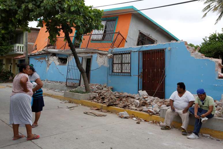Moradores perto de casa destruída por furacão em  Ixtaltepec, no México 10/09/2017 REUTERS/Carlos Jasso
