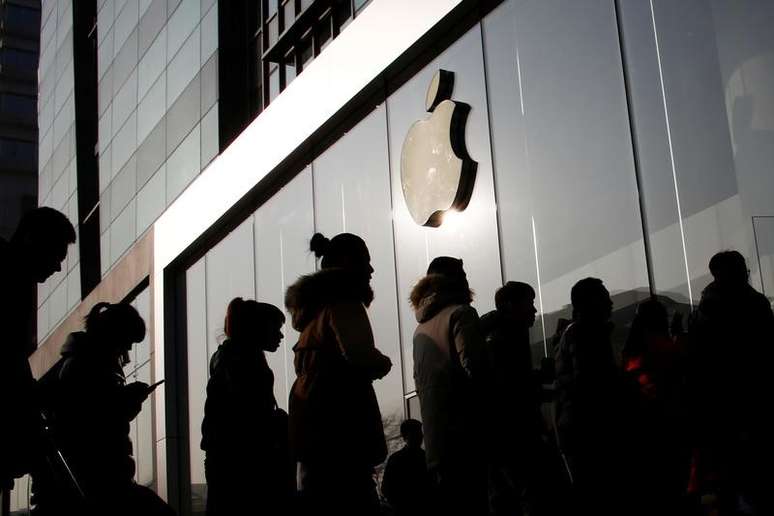 Pessoas fazem fila em loja da Apple pouco antes da abertura em Pequim, China 
3/1/2017 REUTERS/Thomas Peter