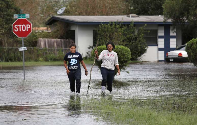 Moradores caminham em enchente causada por furacão Irma em subúrbio de Orlando
 11/9/2017    REUTERS/Gregg Newton