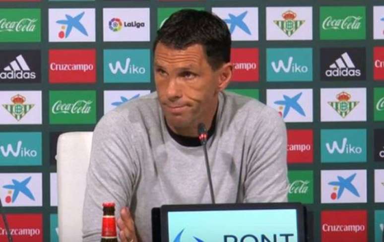 Poyet enquanto treinava o Betis, da Espanha (Foto: Reprodução)