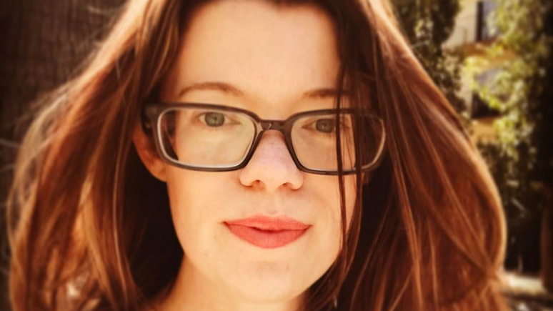 Foto do Instagram de Eileen Carey usando &oacute;culos e cabelo castanho