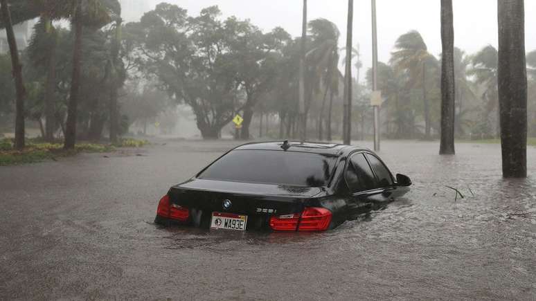 Carro parcialmente submerso em Miami