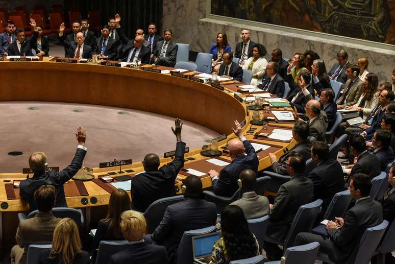 Embaixadores da ONU votam durante reunião do Conselho de Segurança sobre a Coreia do Norte, em Nova York 11/09/2017 REUTERS/Stephanie Keith