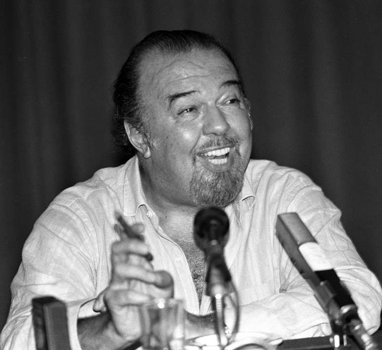 Ex-diretor do Teatro Nacional britânico, Peter Hall, durante coletiva de imprensa em Atenas, na Grécia 08/08/1988 REUTERS/Yannis Behrakis