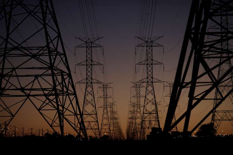 Linhas de energia conectando torres de eletricidade de alta tensão, em Brasília 31/08/2017 REUTERS/Ueslei Marcelino