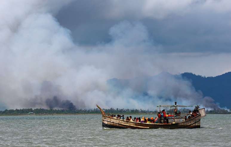 Fumaça é vista do lado de Mianmar da fronteira, à medida que barco com refugiados rohingyas chega em Bangladesh 11/09/2017 REUTERS/Danish Siddiqui