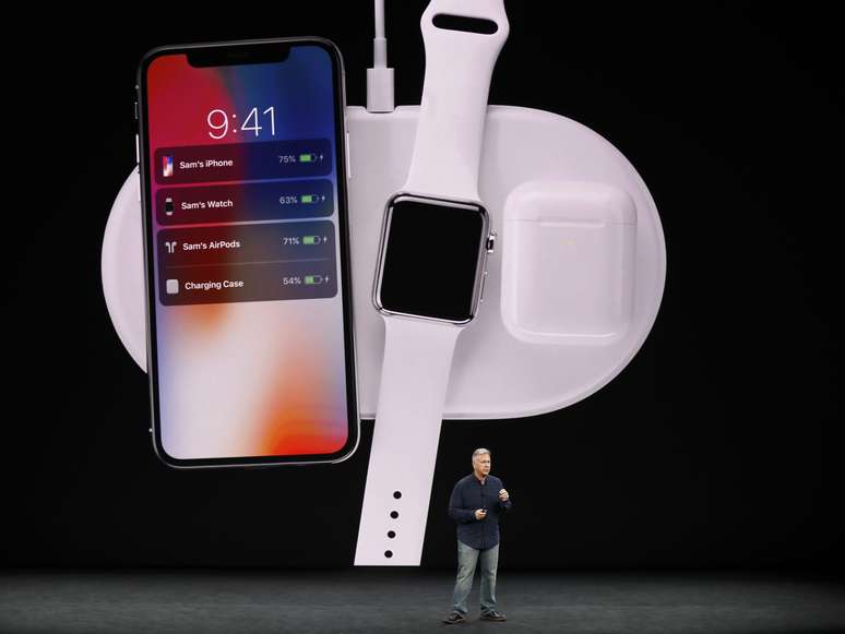 iPhone X e Apple Watch Series 3 sobre novo carregador durante evento em Cupertino, Estados Unidos
12/09/2017 REUTERS/Stephen Lam