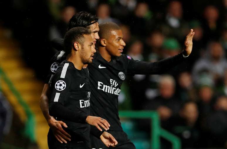 Kylian Mbapp&eacute; comemora gol marcado contra o Celtic pela Liga dos Campe&otilde;es ao lado de Neymar e Edinson Cavani
12/09/2017 Action Images via Reuters/Lee Smith