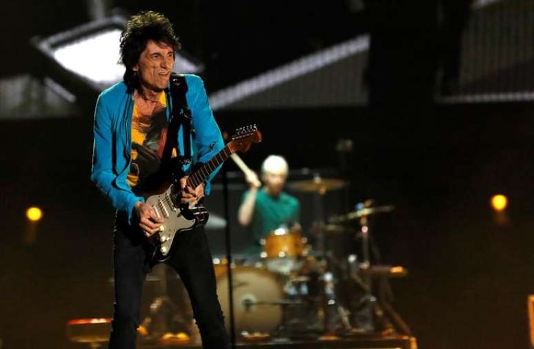 Ronnie Wood, dos Rolling Stones, durante show em Indio
 7/10/2016   REUTERS/Mario Anzuoni