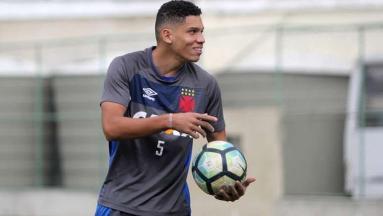 Atacante só vai se juntar ao grupo da Seleção no próximo dia 18 de setembro (Foto: Paulo Fernandes/Vasco)