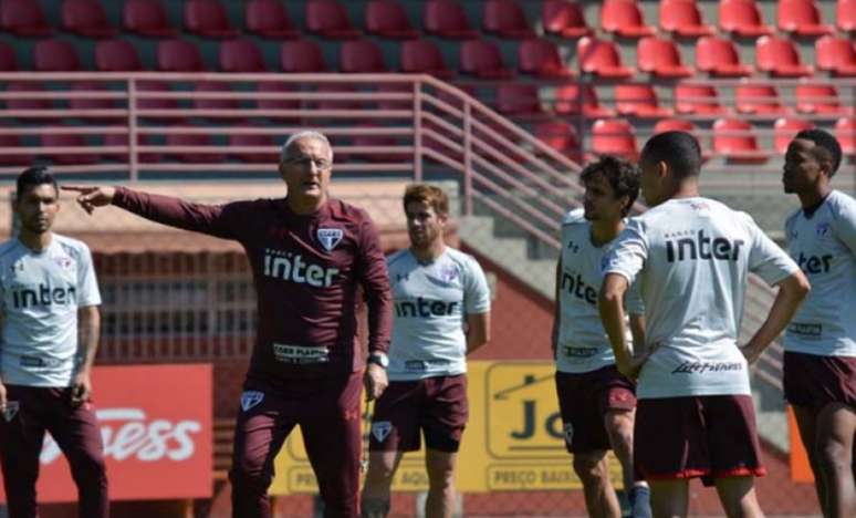 Dorival Júnior orienta jogadores em treino: ordem é se fechar contra a crise (Foto: Érico Leonan / saopaulofc)