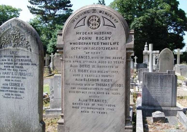 Lápide de Eleanor Rigby em cemitério de Liverpool