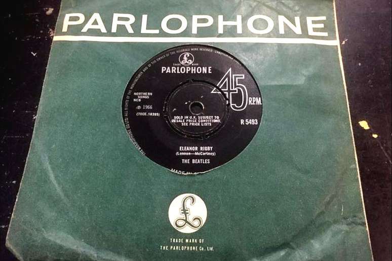 Imagem do disco de vinil contendo a música Eleanor Rigby com uma capa de papel verde