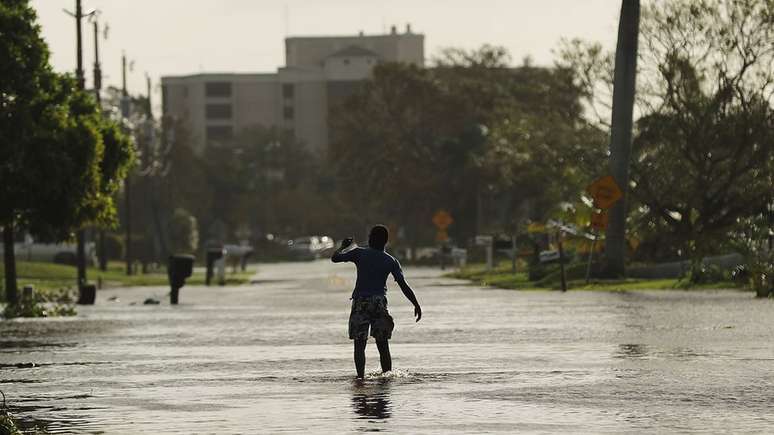 Furacão Irma, o mais forte da década, provocou enchentes na Flórida 