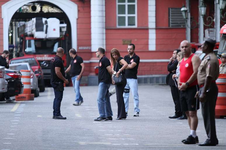 Agentes da Polícia e do Ministério Público do Rio de Janeiro (MPRJ) realizam uma operação para prender 38 pessoas, das quais 35 são bombeiros suspeitos de receber propina para conceder licenças a estabelecimentos comerciais, no Rio de Janeiro (RJ)