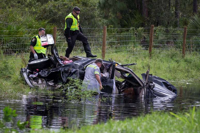 Policiais revistam carro destruído pelo furacão Irma em North Port, na Flórida