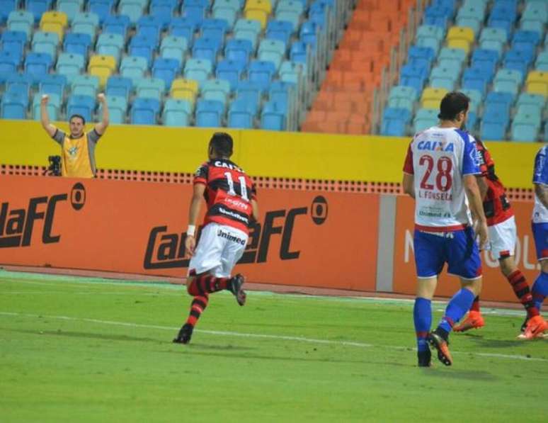 Luiz Fernando comemora o gol que anotou pelo Atlético-GO