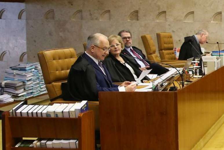 O relator ministro Edson Fachin durante sessão do STF para decidir sobre suspeição do procurador-geral da República para atuar nas investigações relacionadas ao presidente Michel Temer 