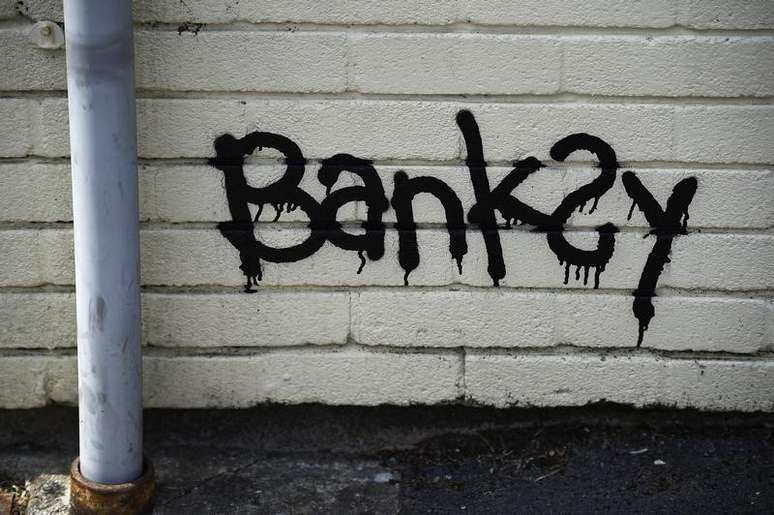 Assinatura do grafiteiro britânico Banksy em mural em Bristol, no Reino Unido