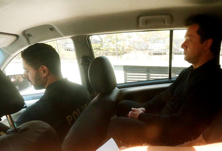 Presidente da JBS, Wesley Batista, em carro da PF em São Paulo 13/09/2017 REUTERS/Leonardo Benassatto