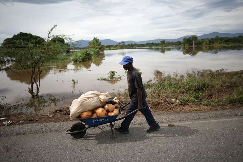 Homem empurra carrinho de m&atilde;o em &aacute;rea com enchente em Fort Liberte, no Haiti, ap&oacute;s furac&atilde;o Irma 
 8/9/2017    REUTERS/Andres Martinez Casares