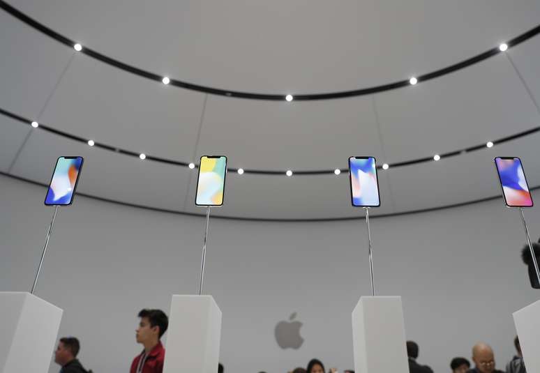 iPhones X em exposição durante evento de lançamento da Apple em Cupertino, Estados Unidos
12/09/2017 REUTERS/Stephen Lam