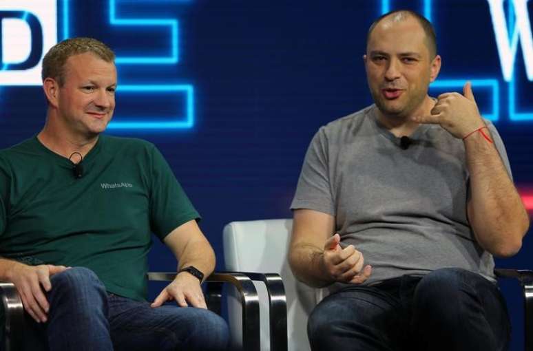 Brian Acton (E) e Jan Koum co-fundadores do Whatsapp, durante conferência em Laguna Beach, Estados Unidos
25/10/2016 REUTERS/Mike Blake 