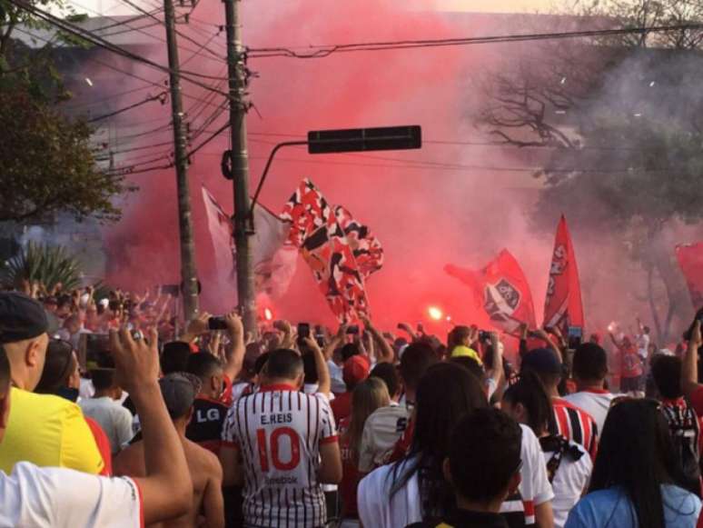 Torcida do São Paulo tem apoiado os jogadores (Foto: Rubens Chiri)