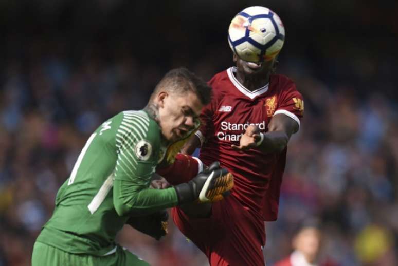 Momento da entrada perigosa de Mane em Ederson(Foto: OLI SCARFF / AFP)