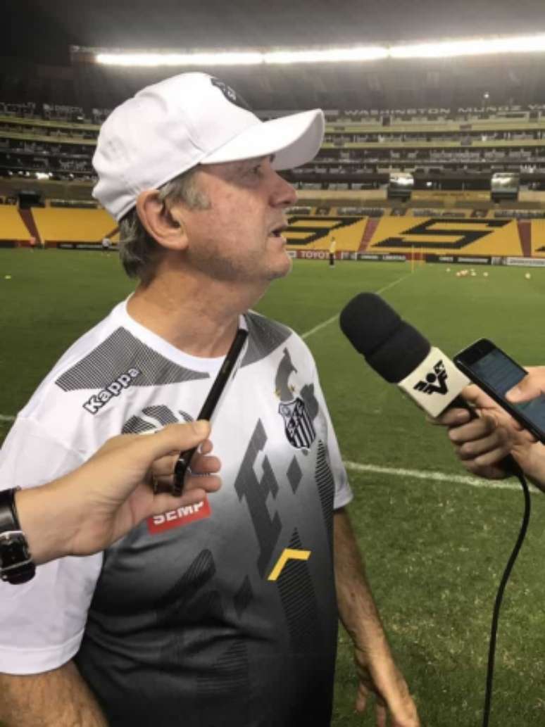 Levir concede entrevista no gramado de estádio em Guayaquil (FOTO: Russel Dias)