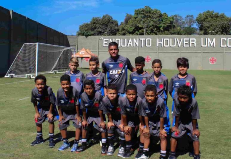 Evander conversou com meninos do sub-11 do Vasco em São Januário (Foto: Matheus Lima/Vasco)