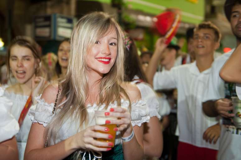 Turista posa para foto em outubro de 2012 durante a Oktoberfest de Blumenau, SC.