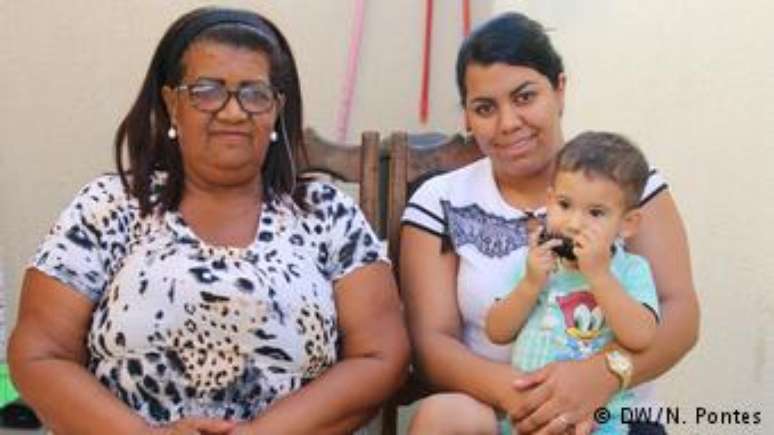 Luisa Odet Mota dos Santos, &agrave; esquerda, fez empr&eacute;stimos para comprar rem&eacute;dios em decorr&ecirc;ncia do acidente