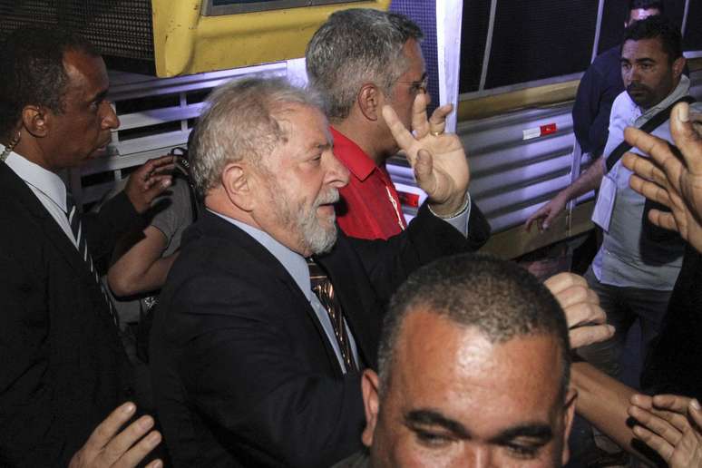 Lula acena na chegada à Praça Generoso Marques, no centro da capital paranaense