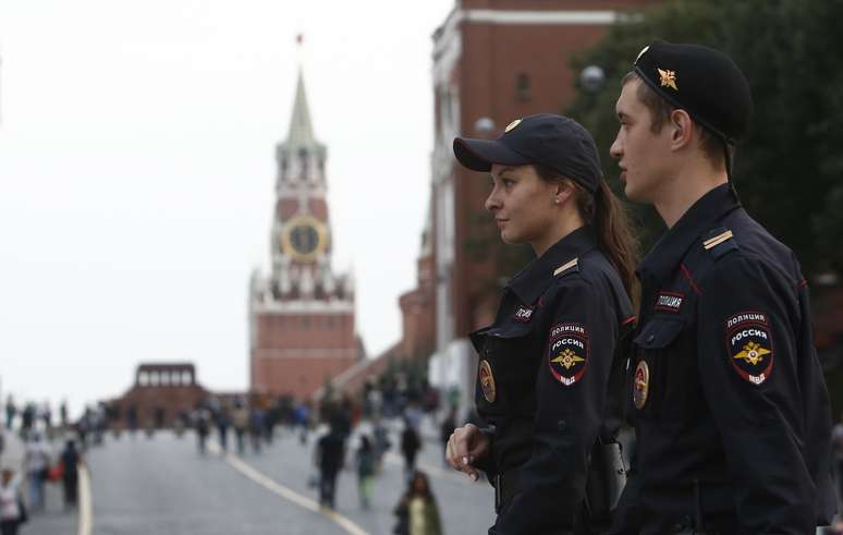 Policiais patrulham rua de Moscou após ameaças de bombas por telefone