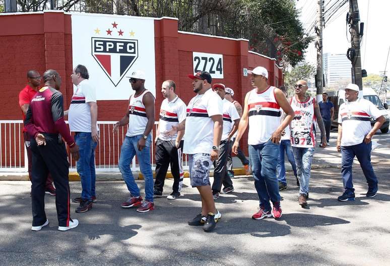 Integrantes de torcidas organizadas do São Paulo chegam ao CT do time para reunião com jogadores e dirigentes.