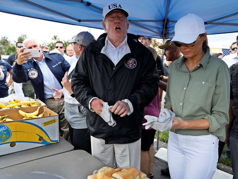 Trump distribui alimentos a pessoas atingidas pelo furacão Irma em Naples, Flórida
 14/9/2017    REUTERS/Jonathan Ernst