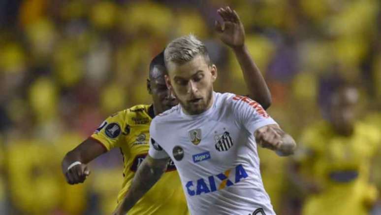 Lucas Lima sentiu a coxa direita, foi substituído e vira dúvida para o jogo de volta, na Vila Belmiro (Foto: AFP)