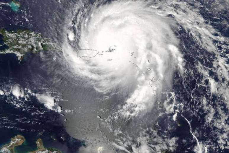 Furacão Irma sobre o Caribe, o mais forte registrado no Oceano Atlântico 