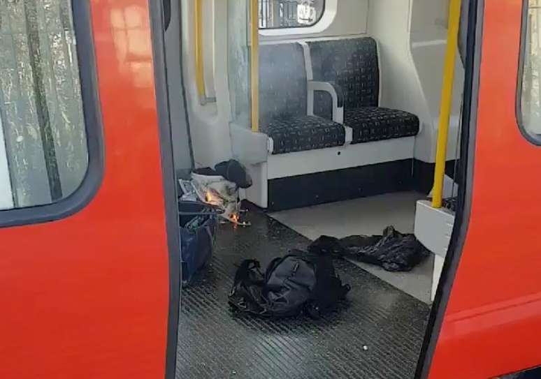 Bomba caseira que explodiu dentro de vagão do metrô de Londres, deixando 22 feridos 15/09/2017 SYLVAIN PENNEC/via REUTERS