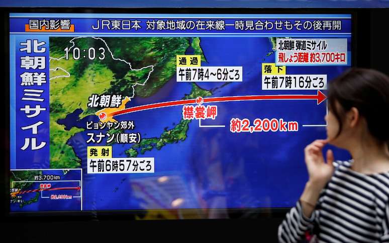 Mulher observa reportagem sobre lançamento de míssil da Coreia do Norte em Tóquio, no Japão REUTERS/Issei Kato