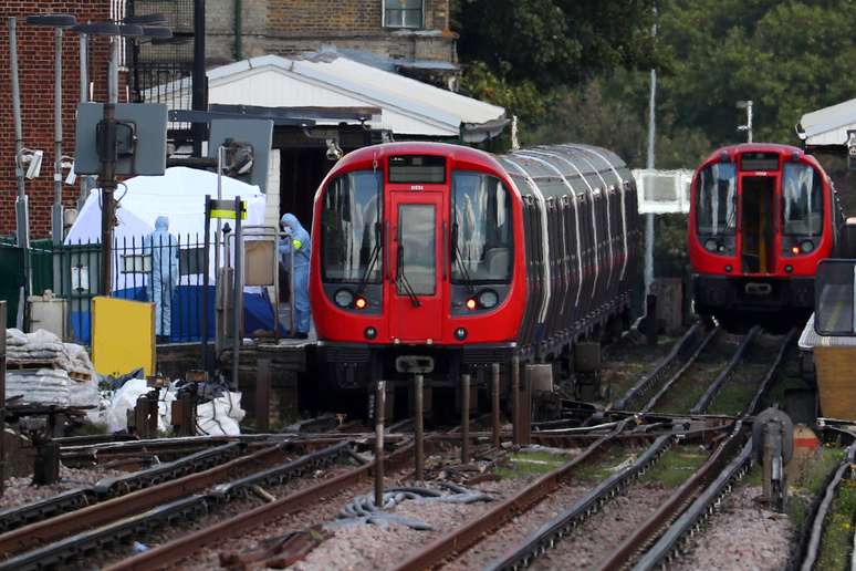 Investigadores trabalhan na estação de metrô Parsons Green, após explosão, em Londres 15/09/2017 REUTERS/Hannah McKay