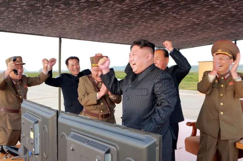 Líder norte-coreano Kim Jong Un comanda lançamento de míssil Hwasong-12 
 15/9/2017     KCNA via REUTERS 
