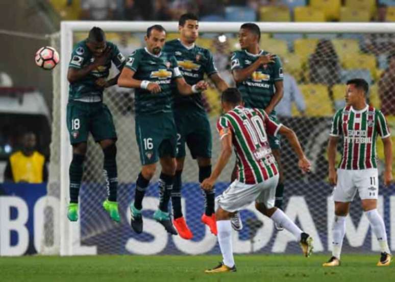 Scarpa cobra falta por fora da barreira para abrir o placar no Maracanã